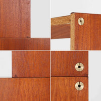 B. Fridhagenがデザインし、Bodaforsが製作したディスプレイシェルフです。チーク材ならではの美しい木目と経年で深みを増した艶やかな色合いが魅力で、上部のオープン棚と下部の引き戸収納を組み合わせた実用性の高い構成が北欧らしい機能美を感じさせます。幅90cmのすっきりとしたサイズは、書籍やオブジェ、器のディスプレイはもちろん、リビングや書斎での見せる収納と隠す収納を両立。細身の脚部が軽やかな印象を添え、Bodaforsらしい丁寧な木工技術とビンテージならではの希少性が空間に上質な存在感をもたらします。