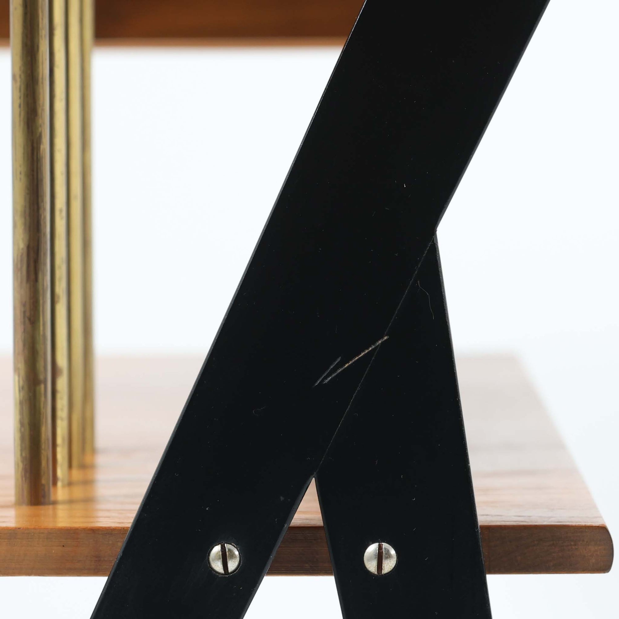 チーク材の天板とビーチ材の棚板、メタル支柱を組み合わせた異素材ミックスの構造が印象的で、ブラック塗装のフレームが全体を引き締めた軽快なデザインに仕上がっています。引き出し付きで小物収納に便利なほか、雑誌やレコードを立て掛けられる機能的な仕切りも備え、リビングや玄関先など多用途に活躍。北欧ビンテージらしい実用性と個性を兼ね備えた一台です。