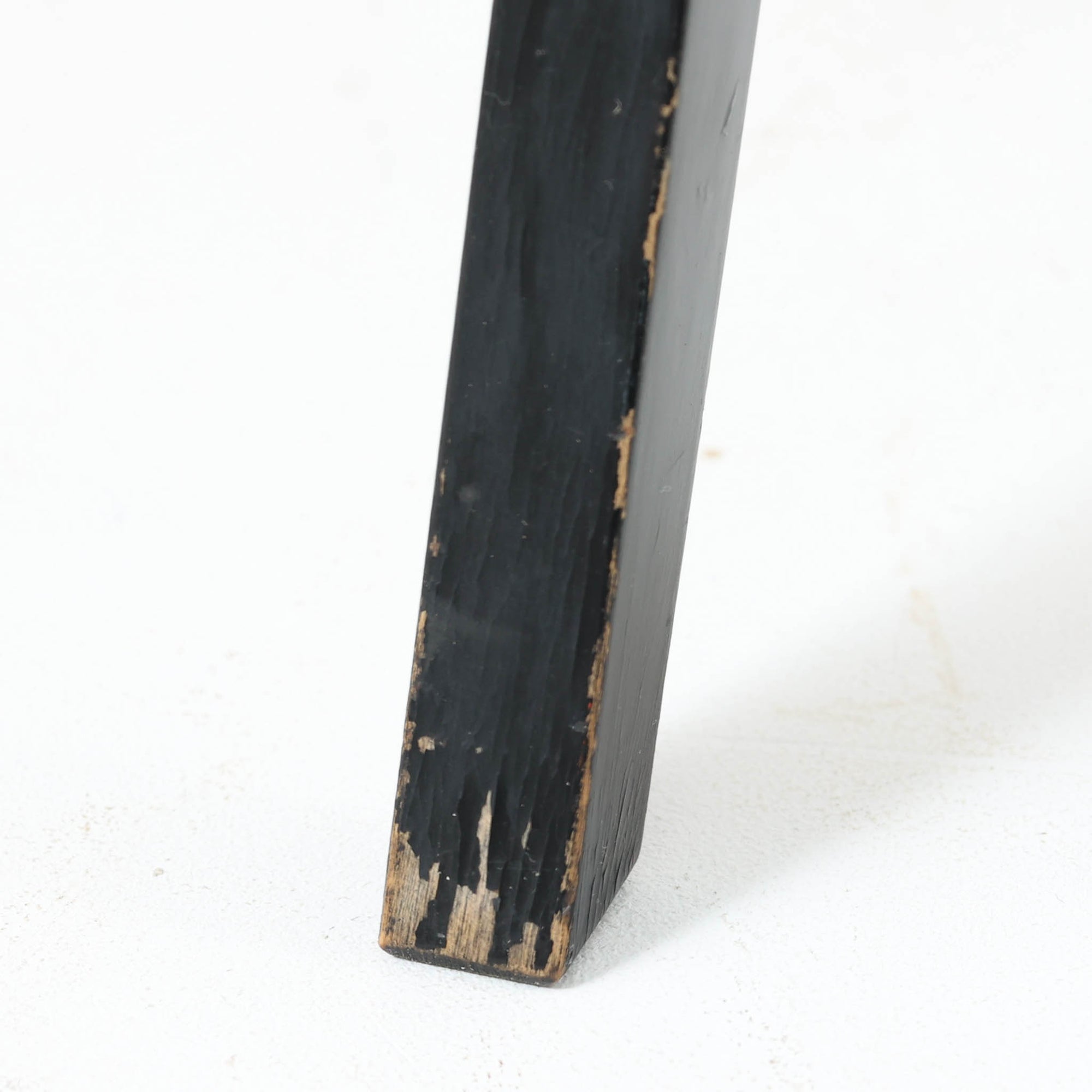 チーク材の天板とビーチ材の棚板、メタル支柱を組み合わせた異素材ミックスの構造が印象的で、ブラック塗装のフレームが全体を引き締めた軽快なデザインに仕上がっています。引き出し付きで小物収納に便利なほか、雑誌やレコードを立て掛けられる機能的な仕切りも備え、リビングや玄関先など多用途に活躍。北欧ビンテージらしい実用性と個性を兼ね備えた一台です。