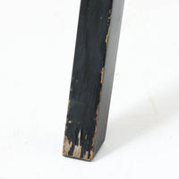 チーク材の天板とビーチ材の棚板、メタル支柱を組み合わせた異素材ミックスの構造が印象的で、ブラック塗装のフレームが全体を引き締めた軽快なデザインに仕上がっています。引き出し付きで小物収納に便利なほか、雑誌やレコードを立て掛けられる機能的な仕切りも備え、リビングや玄関先など多用途に活躍。北欧ビンテージらしい実用性と個性を兼ね備えた一台です。