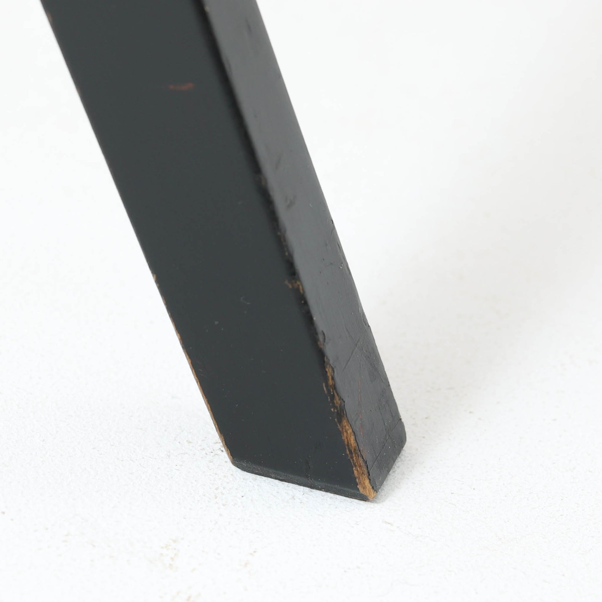 チーク材の天板とビーチ材の棚板、メタル支柱を組み合わせた異素材ミックスの構造が印象的で、ブラック塗装のフレームが全体を引き締めた軽快なデザインに仕上がっています。引き出し付きで小物収納に便利なほか、雑誌やレコードを立て掛けられる機能的な仕切りも備え、リビングや玄関先など多用途に活躍。北欧ビンテージらしい実用性と個性を兼ね備えた一台です。