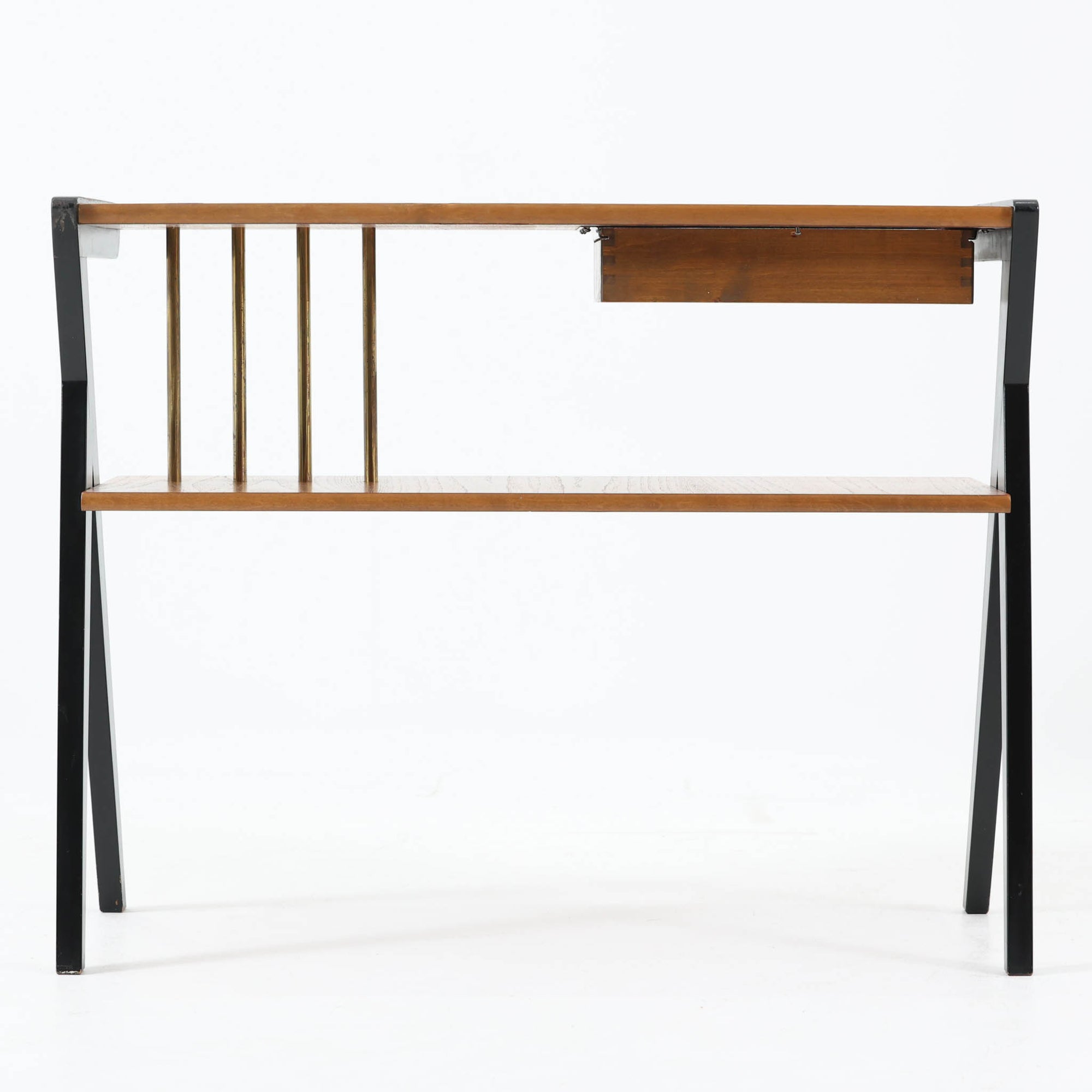 チーク材の天板とビーチ材の棚板、メタル支柱を組み合わせた異素材ミックスの構造が印象的で、ブラック塗装のフレームが全体を引き締めた軽快なデザインに仕上がっています。引き出し付きで小物収納に便利なほか、雑誌やレコードを立て掛けられる機能的な仕切りも備え、リビングや玄関先など多用途に活躍。北欧ビンテージらしい実用性と個性を兼ね備えた一台です。