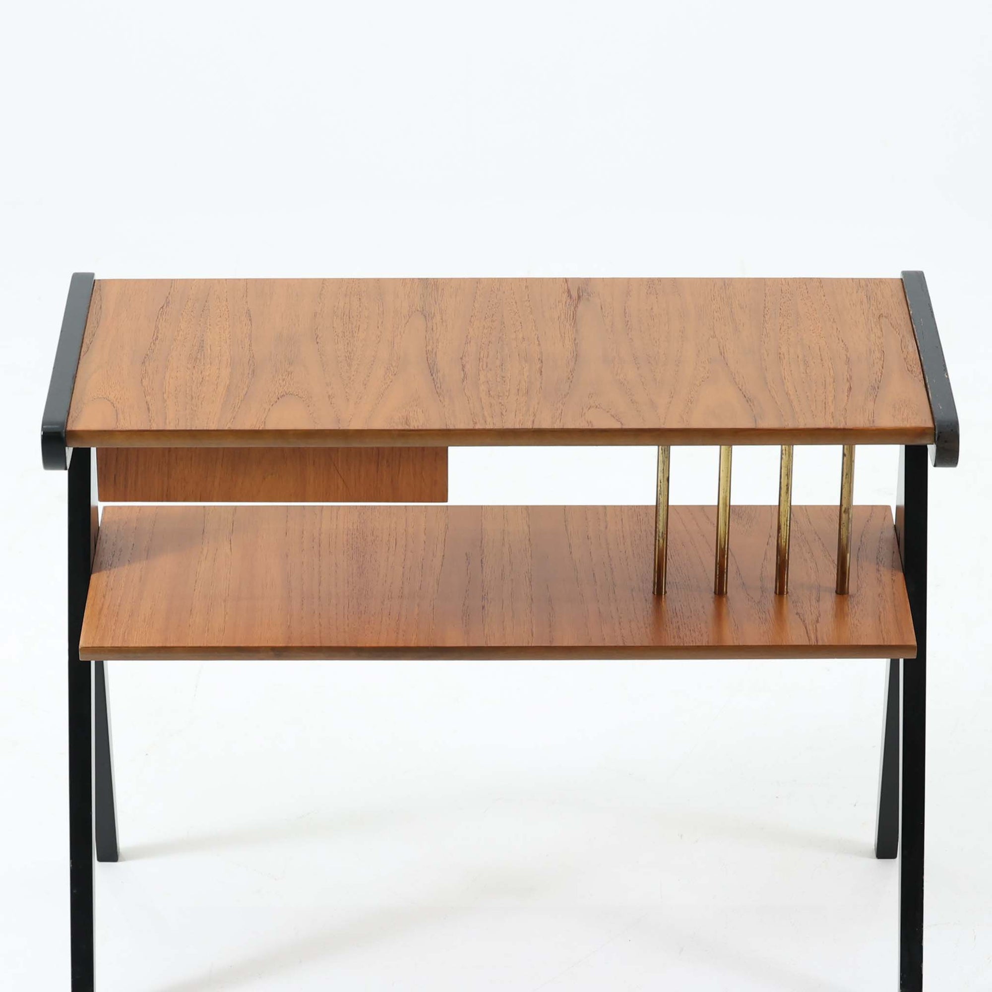 チーク材の天板とビーチ材の棚板、メタル支柱を組み合わせた異素材ミックスの構造が印象的で、ブラック塗装のフレームが全体を引き締めた軽快なデザインに仕上がっています。引き出し付きで小物収納に便利なほか、雑誌やレコードを立て掛けられる機能的な仕切りも備え、リビングや玄関先など多用途に活躍。北欧ビンテージらしい実用性と個性を兼ね備えた一台です。