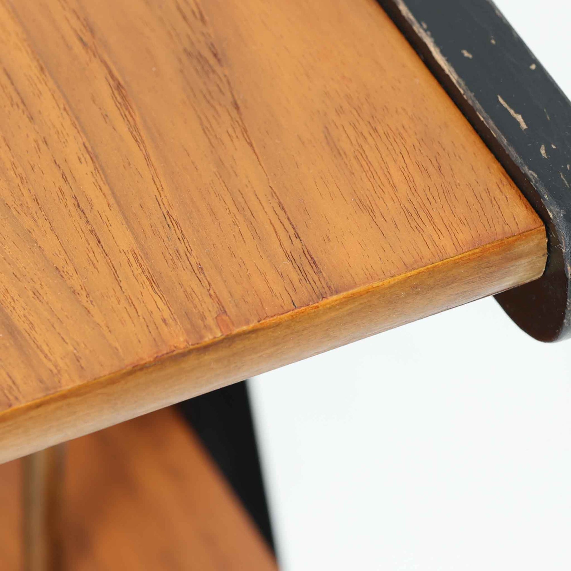 チーク材の天板とビーチ材の棚板、メタル支柱を組み合わせた異素材ミックスの構造が印象的で、ブラック塗装のフレームが全体を引き締めた軽快なデザインに仕上がっています。引き出し付きで小物収納に便利なほか、雑誌やレコードを立て掛けられる機能的な仕切りも備え、リビングや玄関先など多用途に活躍。北欧ビンテージらしい実用性と個性を兼ね備えた一台です。