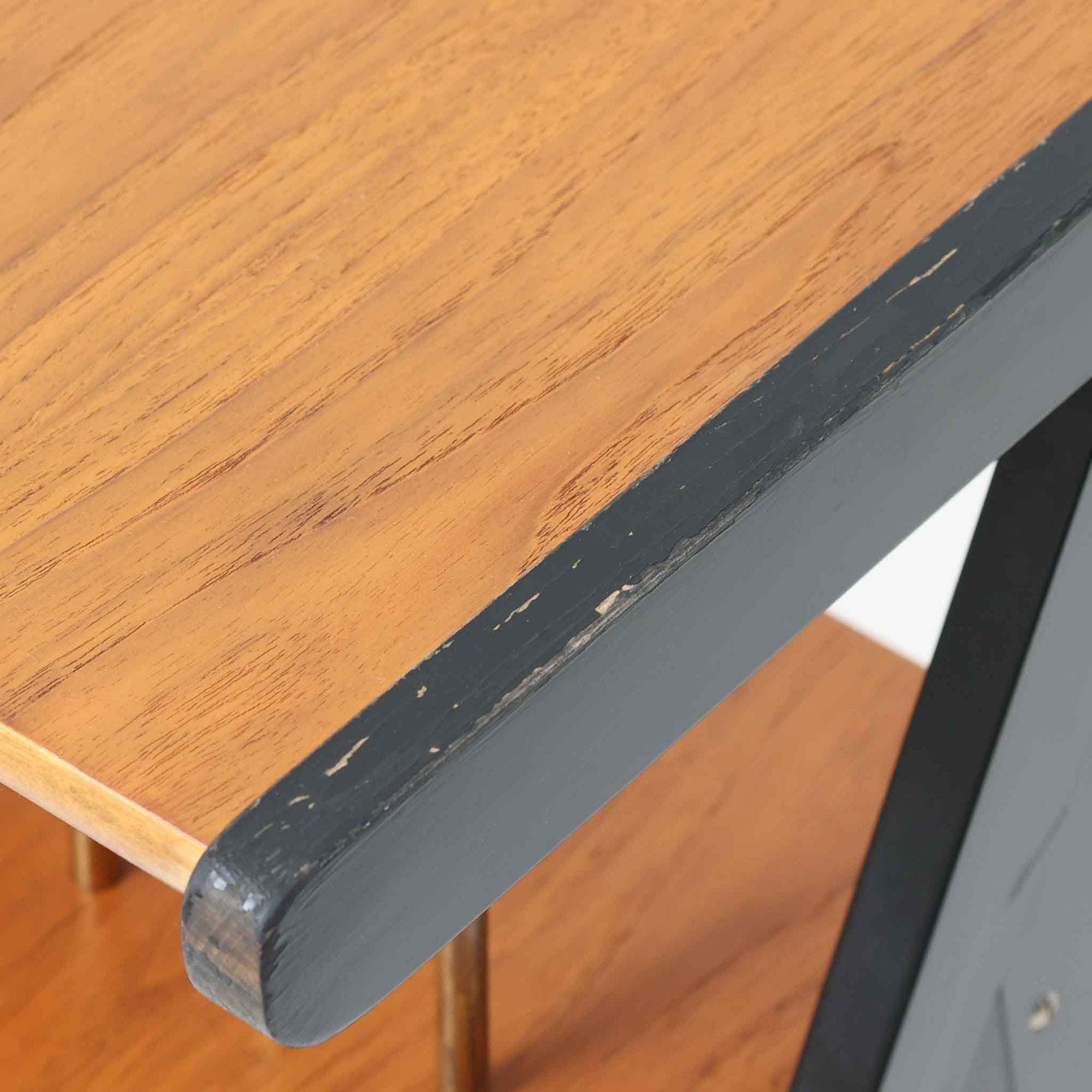 チーク材の天板とビーチ材の棚板、メタル支柱を組み合わせた異素材ミックスの構造が印象的で、ブラック塗装のフレームが全体を引き締めた軽快なデザインに仕上がっています。引き出し付きで小物収納に便利なほか、雑誌やレコードを立て掛けられる機能的な仕切りも備え、リビングや玄関先など多用途に活躍。北欧ビンテージらしい実用性と個性を兼ね備えた一台です。