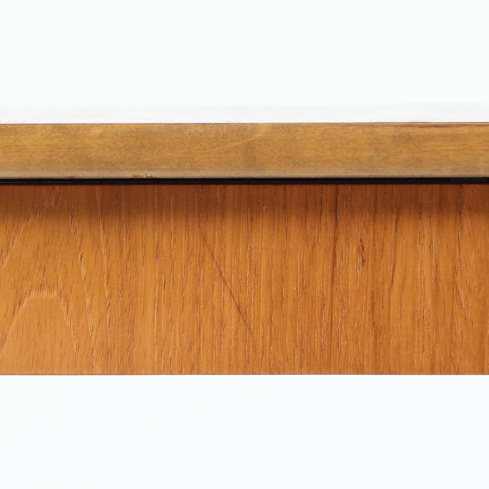 チーク材の天板とビーチ材の棚板、メタル支柱を組み合わせた異素材ミックスの構造が印象的で、ブラック塗装のフレームが全体を引き締めた軽快なデザインに仕上がっています。引き出し付きで小物収納に便利なほか、雑誌やレコードを立て掛けられる機能的な仕切りも備え、リビングや玄関先など多用途に活躍。北欧ビンテージらしい実用性と個性を兼ね備えた一台です。