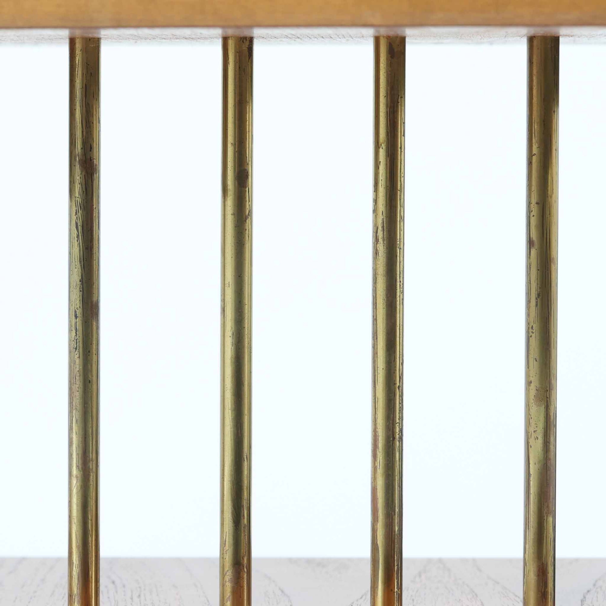 チーク材の天板とビーチ材の棚板、メタル支柱を組み合わせた異素材ミックスの構造が印象的で、ブラック塗装のフレームが全体を引き締めた軽快なデザインに仕上がっています。引き出し付きで小物収納に便利なほか、雑誌やレコードを立て掛けられる機能的な仕切りも備え、リビングや玄関先など多用途に活躍。北欧ビンテージらしい実用性と個性を兼ね備えた一台です。