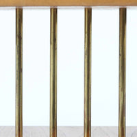 チーク材の天板とビーチ材の棚板、メタル支柱を組み合わせた異素材ミックスの構造が印象的で、ブラック塗装のフレームが全体を引き締めた軽快なデザインに仕上がっています。引き出し付きで小物収納に便利なほか、雑誌やレコードを立て掛けられる機能的な仕切りも備え、リビングや玄関先など多用途に活躍。北欧ビンテージらしい実用性と個性を兼ね備えた一台です。