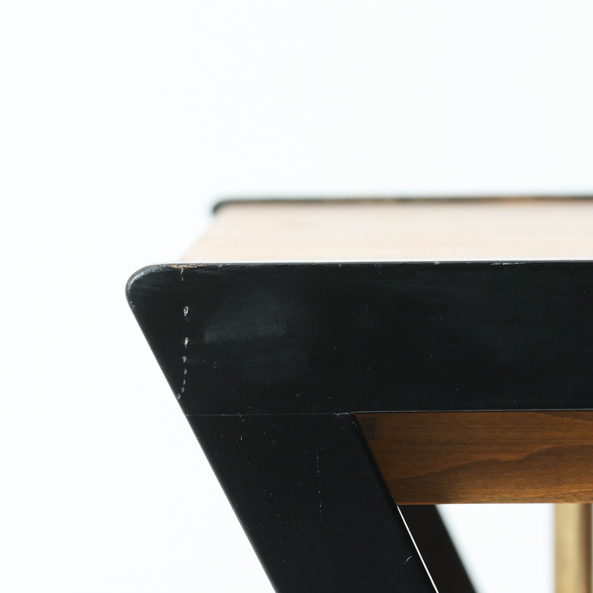 チーク材の天板とビーチ材の棚板、メタル支柱を組み合わせた異素材ミックスの構造が印象的で、ブラック塗装のフレームが全体を引き締めた軽快なデザインに仕上がっています。引き出し付きで小物収納に便利なほか、雑誌やレコードを立て掛けられる機能的な仕切りも備え、リビングや玄関先など多用途に活躍。北欧ビンテージらしい実用性と個性を兼ね備えた一台です。