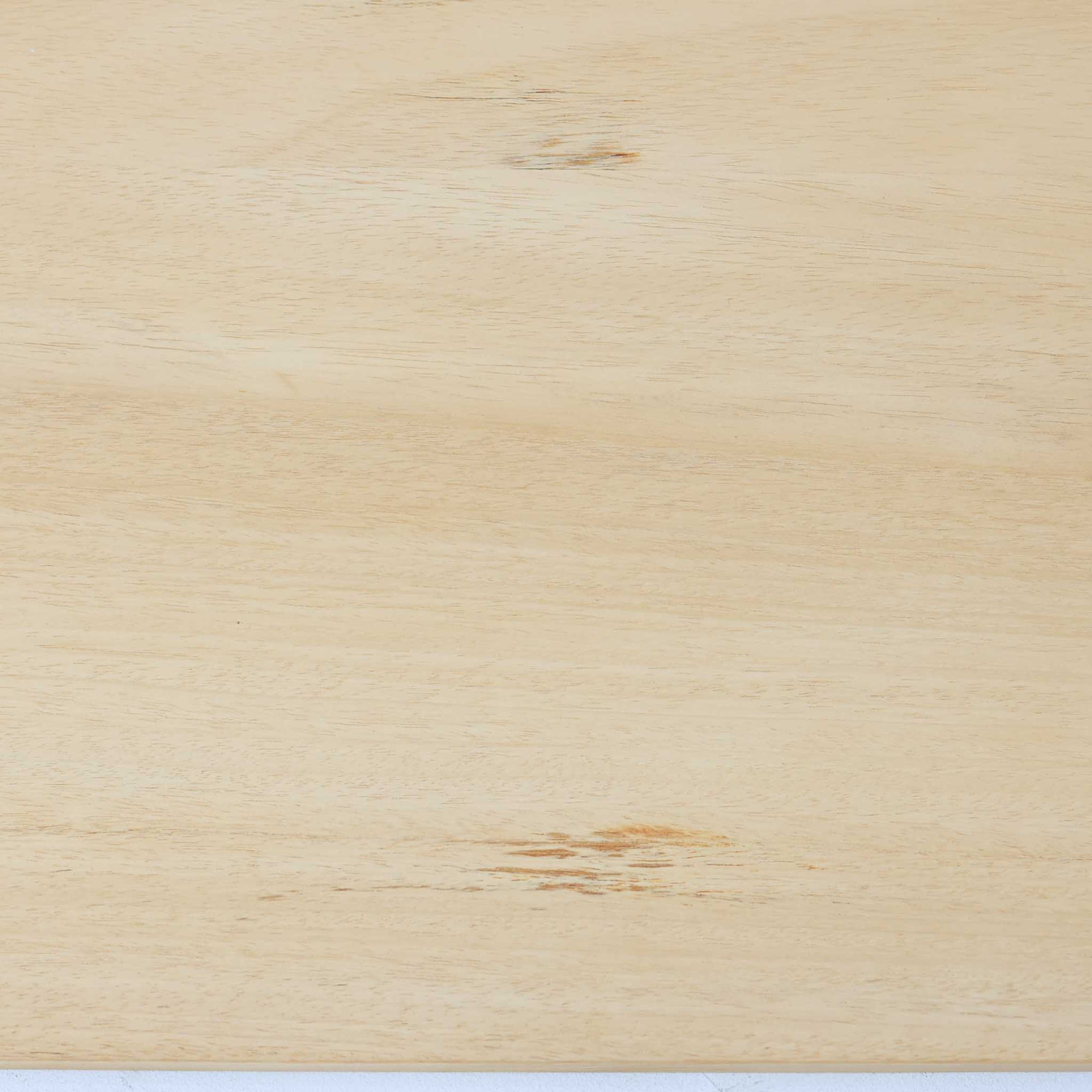 スウェーデン製収納キャビネットです。オーク材ならではの美しい木目と明るく上品な色合いが空間に軽やかな温もりを添え、幅180cmのワイドなサイズが高い収納力を実現します。中央の5段引き出しに加え、左右の扉内には棚板を備え、書類やカトラリー、リビング小物まで用途に応じて整理しやすい実用的な構成。細身の脚部が全体に抜け感を与え、北欧らしいミニマルで端正な佇まいが魅力です。リビングのサイドボードやダイニングでの収納家具としてはもちろん、ショップ什器としても映える、ビンテージならではの希少性と丁寧な木工技術を感じられる一台です。