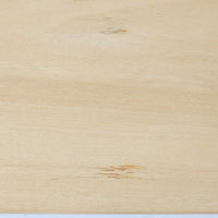 スウェーデン製収納キャビネットです。オーク材ならではの美しい木目と明るく上品な色合いが空間に軽やかな温もりを添え、幅180cmのワイドなサイズが高い収納力を実現します。中央の5段引き出しに加え、左右の扉内には棚板を備え、書類やカトラリー、リビング小物まで用途に応じて整理しやすい実用的な構成。細身の脚部が全体に抜け感を与え、北欧らしいミニマルで端正な佇まいが魅力です。リビングのサイドボードやダイニングでの収納家具としてはもちろん、ショップ什器としても映える、ビンテージならではの希少性と丁寧な木工技術を感じられる一台です。