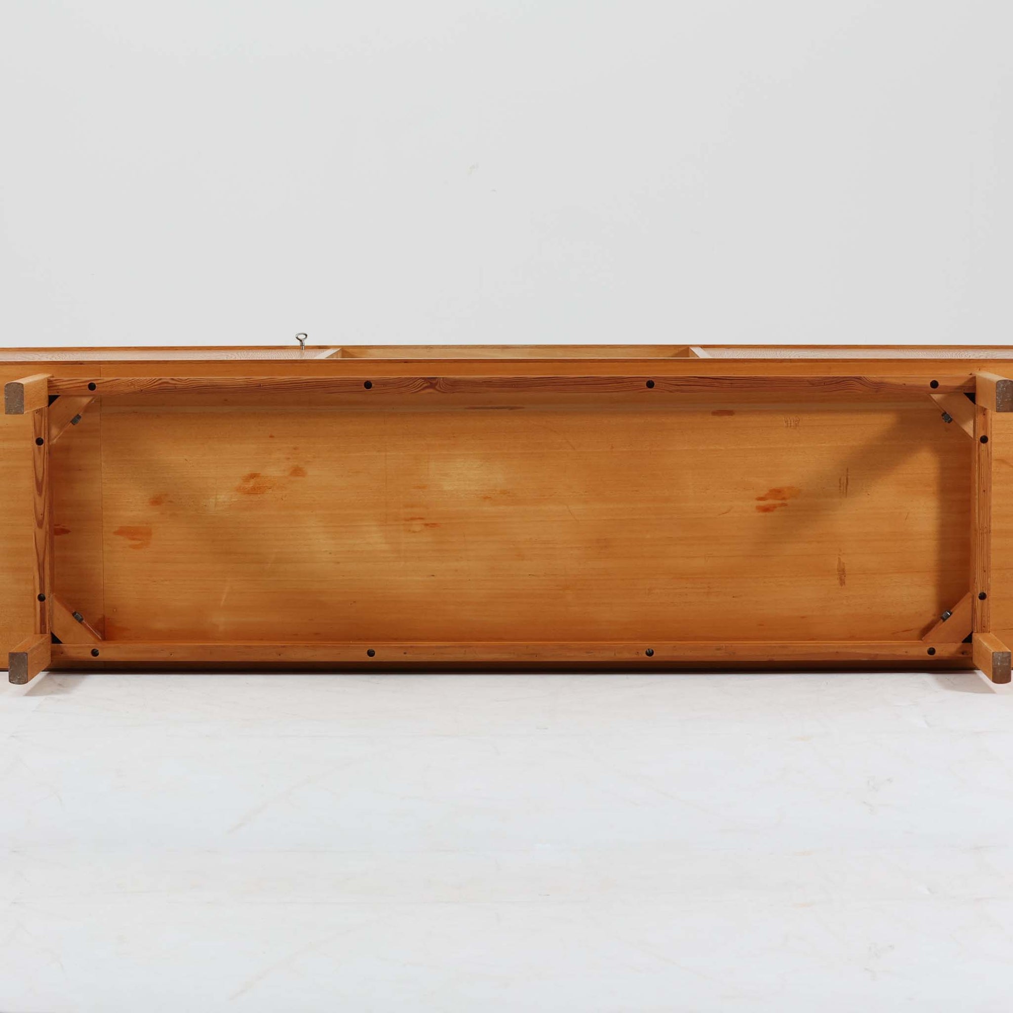 スウェーデン製収納キャビネットです。オーク材ならではの美しい木目と明るく上品な色合いが空間に軽やかな温もりを添え、幅180cmのワイドなサイズが高い収納力を実現します。中央の5段引き出しに加え、左右の扉内には棚板を備え、書類やカトラリー、リビング小物まで用途に応じて整理しやすい実用的な構成。細身の脚部が全体に抜け感を与え、北欧らしいミニマルで端正な佇まいが魅力です。リビングのサイドボードやダイニングでの収納家具としてはもちろん、ショップ什器としても映える、ビンテージならではの希少性と丁寧な木工技術を感じられる一台です。