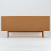 スウェーデン製収納キャビネットです。オーク材ならではの美しい木目と明るく上品な色合いが空間に軽やかな温もりを添え、幅180cmのワイドなサイズが高い収納力を実現します。中央の5段引き出しに加え、左右の扉内には棚板を備え、書類やカトラリー、リビング小物まで用途に応じて整理しやすい実用的な構成。細身の脚部が全体に抜け感を与え、北欧らしいミニマルで端正な佇まいが魅力です。リビングのサイドボードやダイニングでの収納家具としてはもちろん、ショップ什器としても映える、ビンテージならではの希少性と丁寧な木工技術を感じられる一台です。