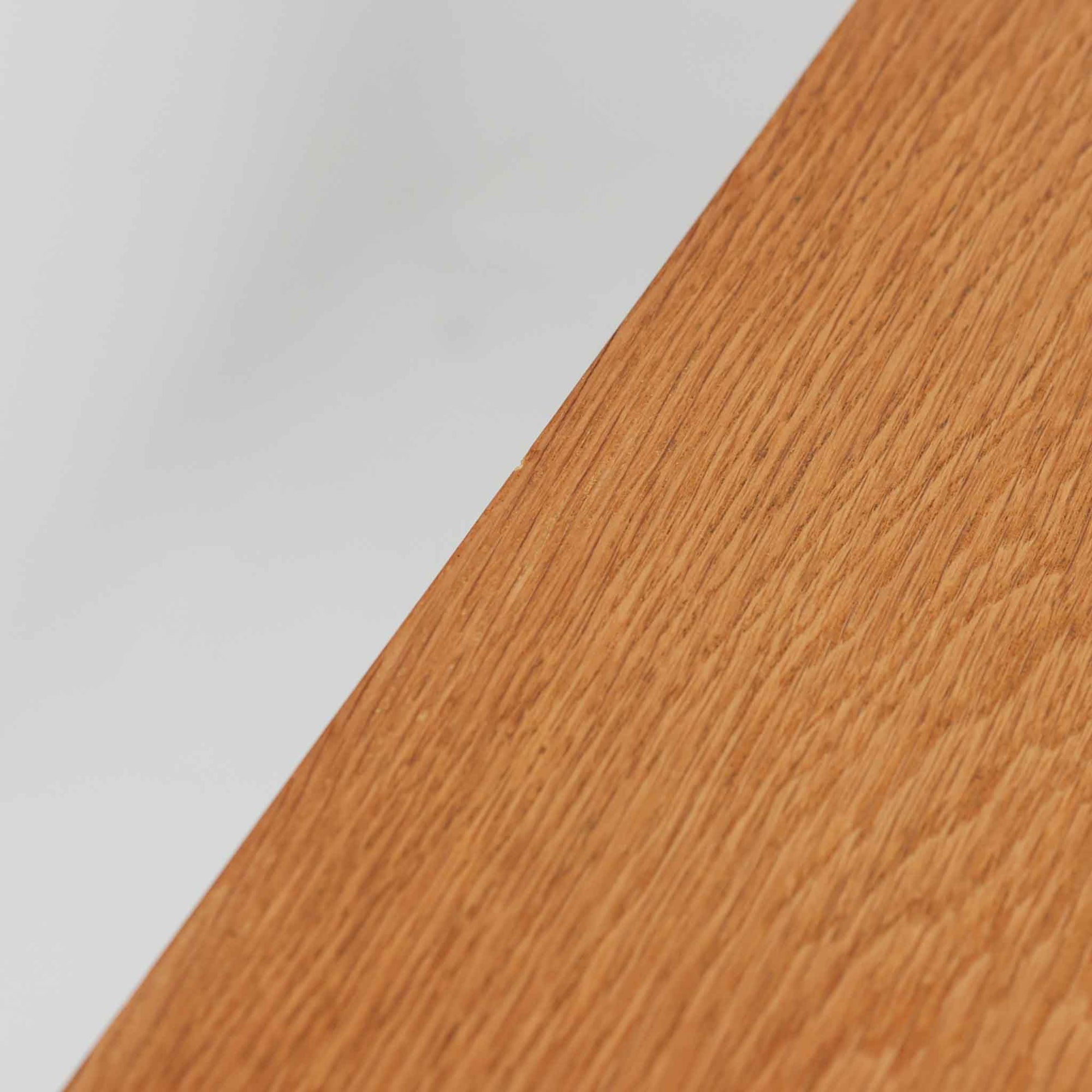 スウェーデン製収納キャビネットです。オーク材ならではの美しい木目と明るく上品な色合いが空間に軽やかな温もりを添え、幅180cmのワイドなサイズが高い収納力を実現します。中央の5段引き出しに加え、左右の扉内には棚板を備え、書類やカトラリー、リビング小物まで用途に応じて整理しやすい実用的な構成。細身の脚部が全体に抜け感を与え、北欧らしいミニマルで端正な佇まいが魅力です。リビングのサイドボードやダイニングでの収納家具としてはもちろん、ショップ什器としても映える、ビンテージならではの希少性と丁寧な木工技術を感じられる一台です。