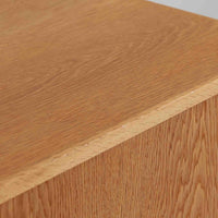 スウェーデン製収納キャビネットです。オーク材ならではの美しい木目と明るく上品な色合いが空間に軽やかな温もりを添え、幅180cmのワイドなサイズが高い収納力を実現します。中央の5段引き出しに加え、左右の扉内には棚板を備え、書類やカトラリー、リビング小物まで用途に応じて整理しやすい実用的な構成。細身の脚部が全体に抜け感を与え、北欧らしいミニマルで端正な佇まいが魅力です。リビングのサイドボードやダイニングでの収納家具としてはもちろん、ショップ什器としても映える、ビンテージならではの希少性と丁寧な木工技術を感じられる一台です。