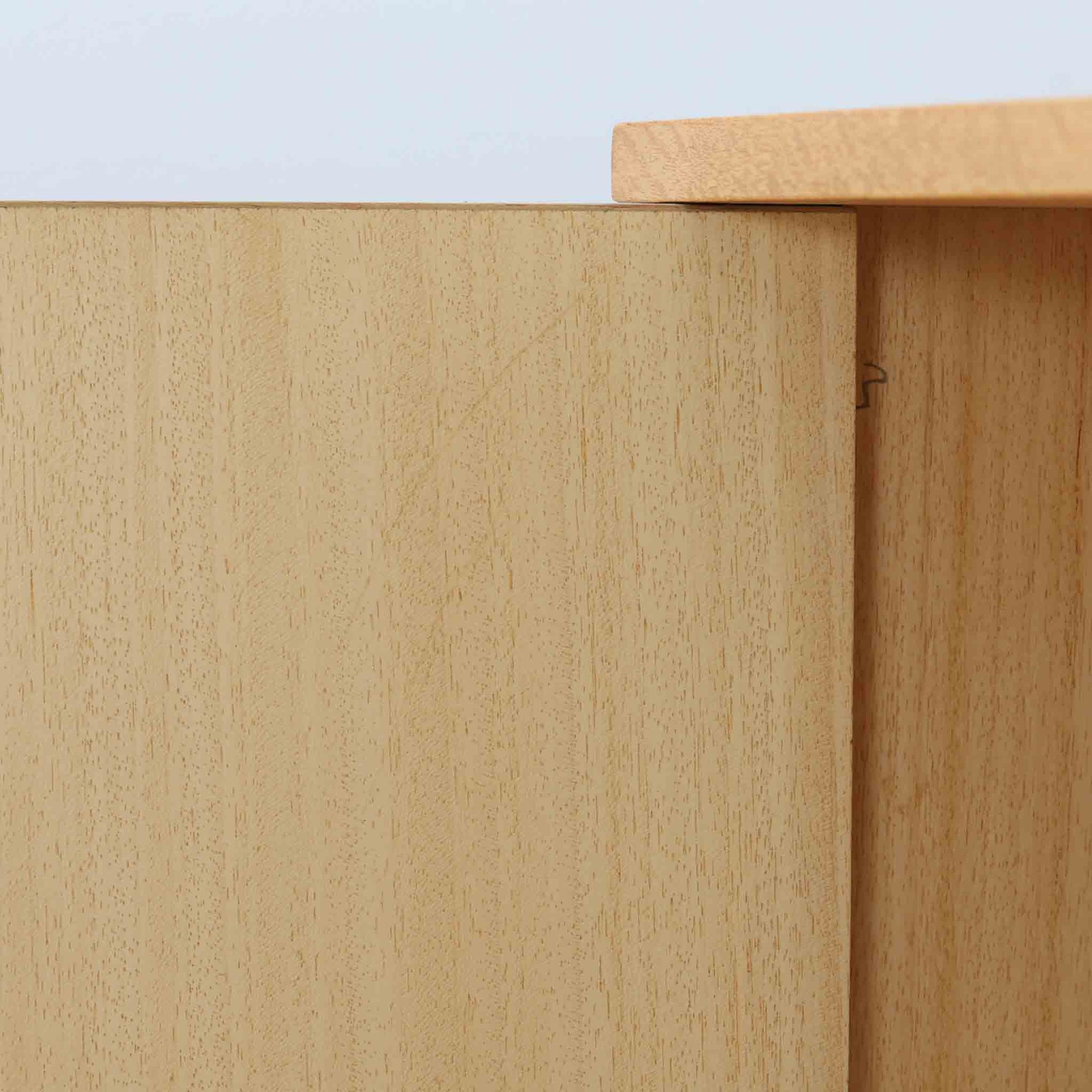 スウェーデン製収納キャビネットです。オーク材ならではの美しい木目と明るく上品な色合いが空間に軽やかな温もりを添え、幅180cmのワイドなサイズが高い収納力を実現します。中央の5段引き出しに加え、左右の扉内には棚板を備え、書類やカトラリー、リビング小物まで用途に応じて整理しやすい実用的な構成。細身の脚部が全体に抜け感を与え、北欧らしいミニマルで端正な佇まいが魅力です。リビングのサイドボードやダイニングでの収納家具としてはもちろん、ショップ什器としても映える、ビンテージならではの希少性と丁寧な木工技術を感じられる一台です。