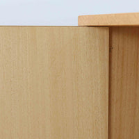 スウェーデン製収納キャビネットです。オーク材ならではの美しい木目と明るく上品な色合いが空間に軽やかな温もりを添え、幅180cmのワイドなサイズが高い収納力を実現します。中央の5段引き出しに加え、左右の扉内には棚板を備え、書類やカトラリー、リビング小物まで用途に応じて整理しやすい実用的な構成。細身の脚部が全体に抜け感を与え、北欧らしいミニマルで端正な佇まいが魅力です。リビングのサイドボードやダイニングでの収納家具としてはもちろん、ショップ什器としても映える、ビンテージならではの希少性と丁寧な木工技術を感じられる一台です。