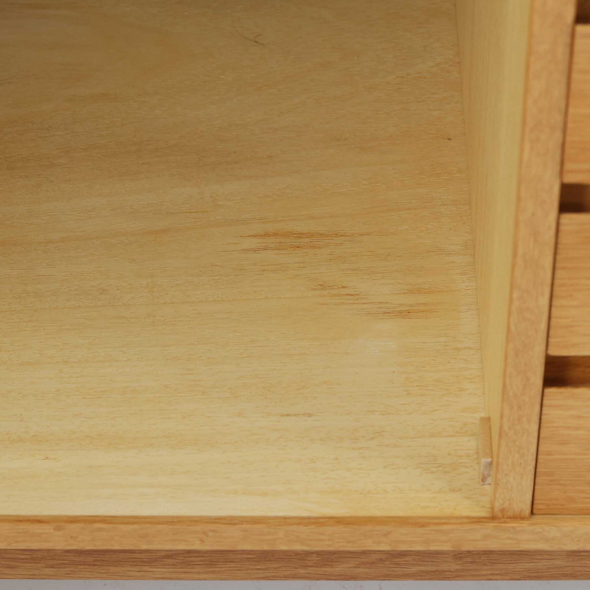 スウェーデン製収納キャビネットです。オーク材ならではの美しい木目と明るく上品な色合いが空間に軽やかな温もりを添え、幅180cmのワイドなサイズが高い収納力を実現します。中央の5段引き出しに加え、左右の扉内には棚板を備え、書類やカトラリー、リビング小物まで用途に応じて整理しやすい実用的な構成。細身の脚部が全体に抜け感を与え、北欧らしいミニマルで端正な佇まいが魅力です。リビングのサイドボードやダイニングでの収納家具としてはもちろん、ショップ什器としても映える、ビンテージならではの希少性と丁寧な木工技術を感じられる一台です。