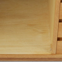 スウェーデン製収納キャビネットです。オーク材ならではの美しい木目と明るく上品な色合いが空間に軽やかな温もりを添え、幅180cmのワイドなサイズが高い収納力を実現します。中央の5段引き出しに加え、左右の扉内には棚板を備え、書類やカトラリー、リビング小物まで用途に応じて整理しやすい実用的な構成。細身の脚部が全体に抜け感を与え、北欧らしいミニマルで端正な佇まいが魅力です。リビングのサイドボードやダイニングでの収納家具としてはもちろん、ショップ什器としても映える、ビンテージならではの希少性と丁寧な木工技術を感じられる一台です。