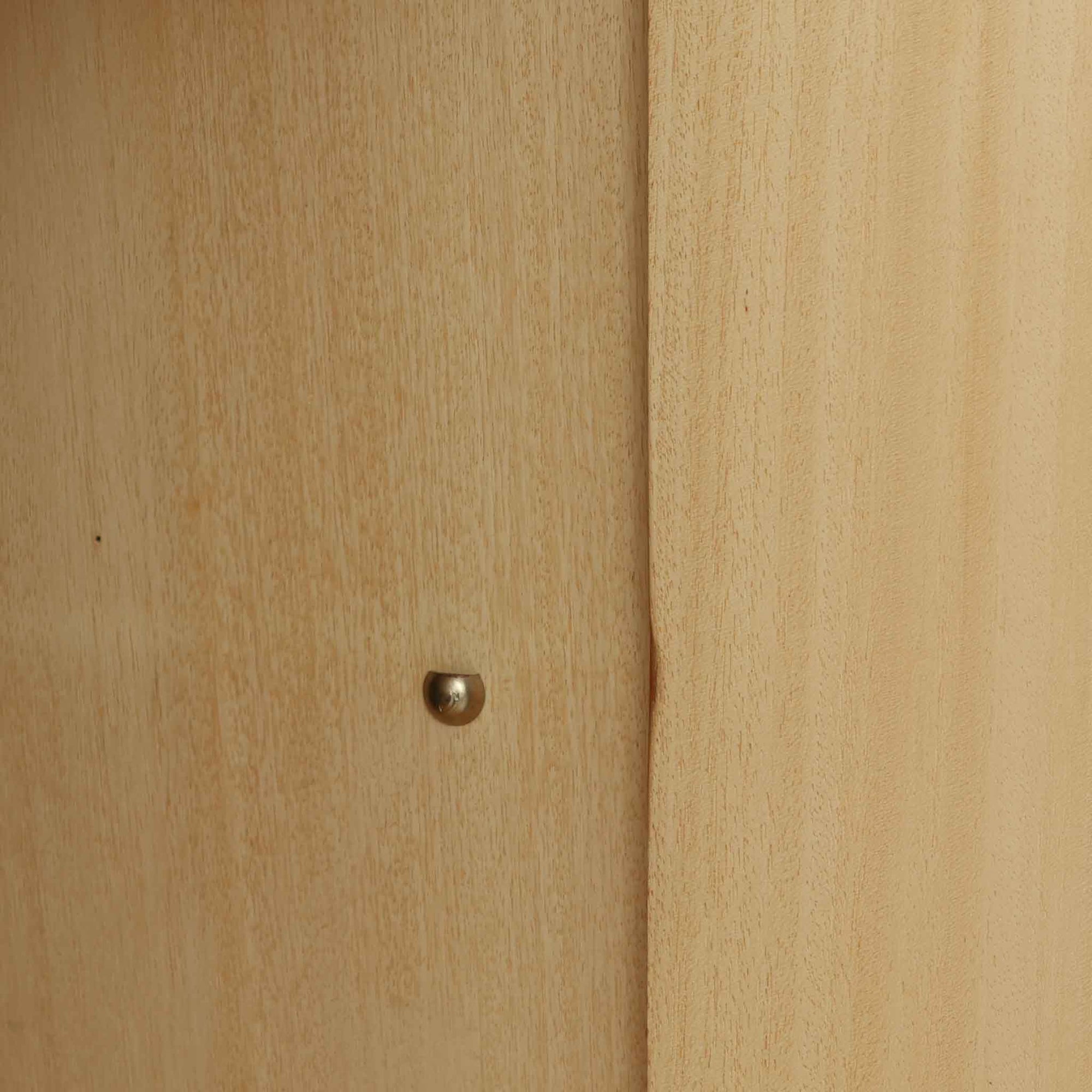 スウェーデン製収納キャビネットです。オーク材ならではの美しい木目と明るく上品な色合いが空間に軽やかな温もりを添え、幅180cmのワイドなサイズが高い収納力を実現します。中央の5段引き出しに加え、左右の扉内には棚板を備え、書類やカトラリー、リビング小物まで用途に応じて整理しやすい実用的な構成。細身の脚部が全体に抜け感を与え、北欧らしいミニマルで端正な佇まいが魅力です。リビングのサイドボードやダイニングでの収納家具としてはもちろん、ショップ什器としても映える、ビンテージならではの希少性と丁寧な木工技術を感じられる一台です。