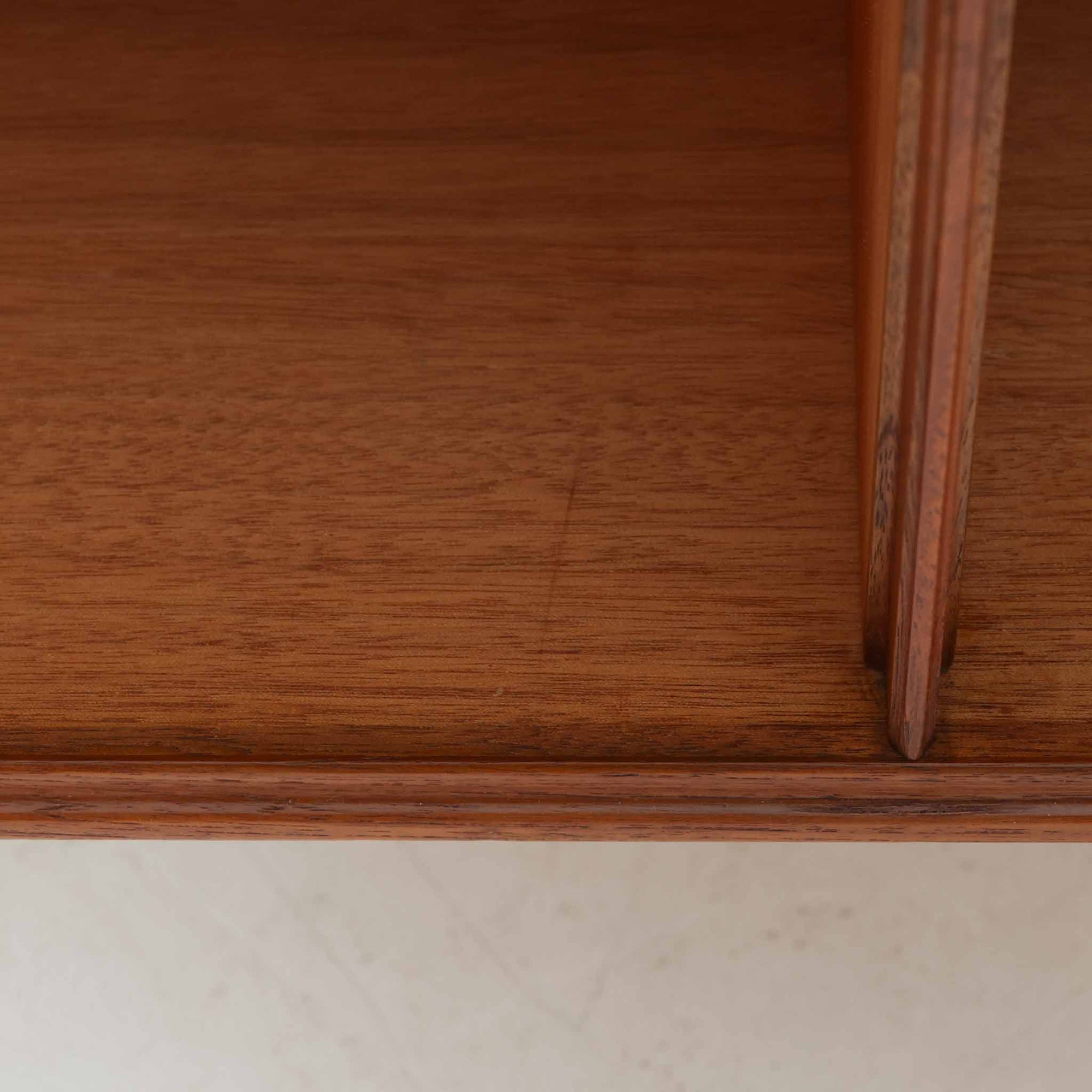 上質なチーク材を使用した北欧ビンテージのボードです。2杯の浅引出しと左右の開き扉収納を組み合わせた機能的な構成で、書類やカトラリー、小物類から食器まで用途に合わせてすっきり整理できます。細身の脚部が軽やかな印象を与え、シンプルながら丁寧な框加工や美しい木目が空間に上質な存在感を演出。リビングのサイドボードやダイニング収納、テレビボードとしても活躍し、経年変化によって深みを増した木肌が北欧ビンテージならではの味わいをお楽しみいただけます。