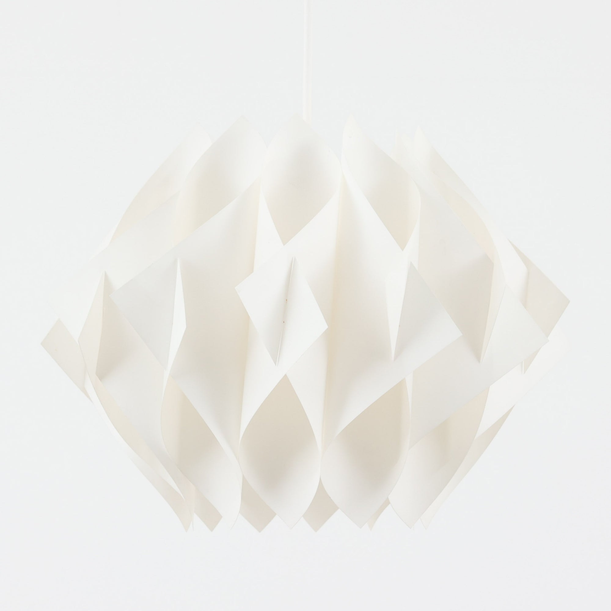 Lars Schiolerがデザインし、Hoyrupが手掛けたモデル「Butterfly」のペンダントライトです。プラスチックシートを幾重にも重ねた有機的なフォルムが特徴で、羽根のように広がるパーツが立体的な陰影を生み出します。点灯時には柔らかな光がシェード全体に拡散し、空間に温かみと奥行きを与える美しい演出が魅力。サイズ感も程よく、リビングやダイニングの主照明として存在感を放ち、北欧ビンテージならではのデザイン性と希少性を楽しめる一灯です。