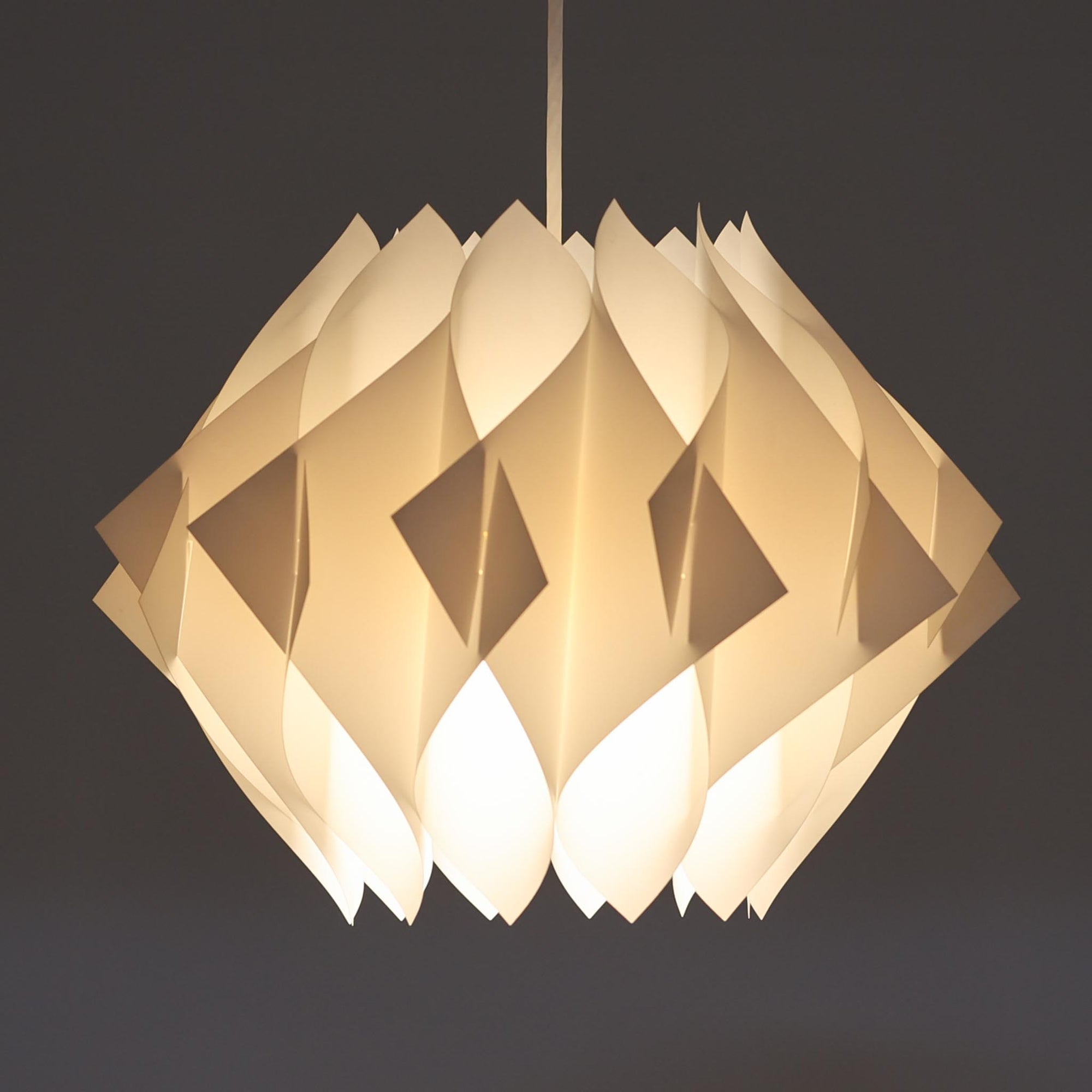Lars Schiolerがデザインし、Hoyrupが手掛けたモデル「Butterfly」のペンダントライトです。プラスチックシートを幾重にも重ねた有機的なフォルムが特徴で、羽根のように広がるパーツが立体的な陰影を生み出します。点灯時には柔らかな光がシェード全体に拡散し、空間に温かみと奥行きを与える美しい演出が魅力。サイズ感も程よく、リビングやダイニングの主照明として存在感を放ち、北欧ビンテージならではのデザイン性と希少性を楽しめる一灯です。