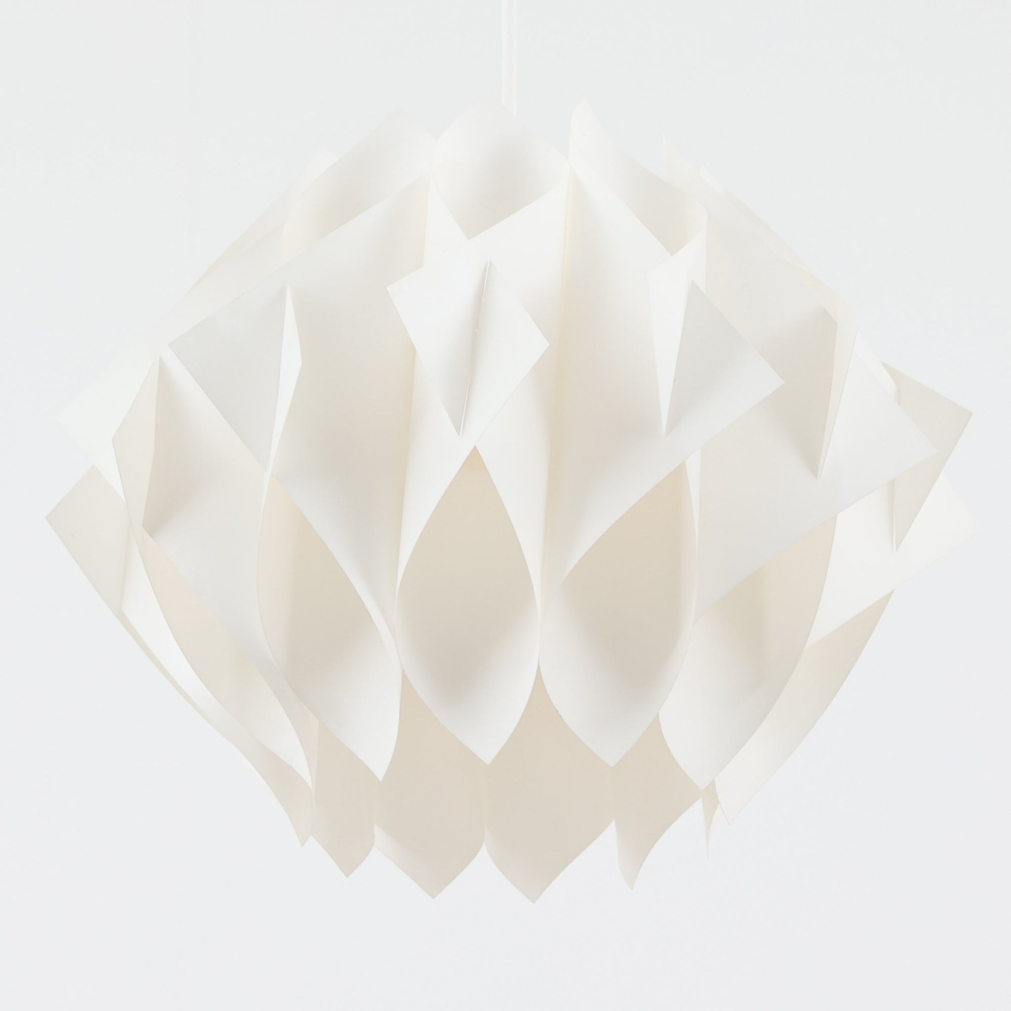 Lars Schiolerがデザインし、Hoyrupが手掛けたモデル「Butterfly」のペンダントライトです。プラスチックシートを幾重にも重ねた有機的なフォルムが特徴で、羽根のように広がるパーツが立体的な陰影を生み出します。点灯時には柔らかな光がシェード全体に拡散し、空間に温かみと奥行きを与える美しい演出が魅力。サイズ感も程よく、リビングやダイニングの主照明として存在感を放ち、北欧ビンテージならではのデザイン性と希少性を楽しめる一灯です。