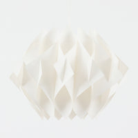 Lars Schiolerがデザインし、Hoyrupが手掛けたモデル「Butterfly」のペンダントライトです。プラスチックシートを幾重にも重ねた有機的なフォルムが特徴で、羽根のように広がるパーツが立体的な陰影を生み出します。点灯時には柔らかな光がシェード全体に拡散し、空間に温かみと奥行きを与える美しい演出が魅力。サイズ感も程よく、リビングやダイニングの主照明として存在感を放ち、北欧ビンテージならではのデザイン性と希少性を楽しめる一灯です。