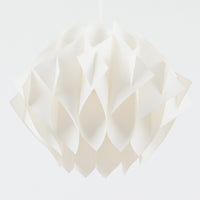 Lars Schiolerがデザインし、Hoyrupが手掛けたモデル「Butterfly」のペンダントライトです。プラスチックシートを幾重にも重ねた有機的なフォルムが特徴で、羽根のように広がるパーツが立体的な陰影を生み出します。点灯時には柔らかな光がシェード全体に拡散し、空間に温かみと奥行きを与える美しい演出が魅力。サイズ感も程よく、リビングやダイニングの主照明として存在感を放ち、北欧ビンテージならではのデザイン性と希少性を楽しめる一灯です。