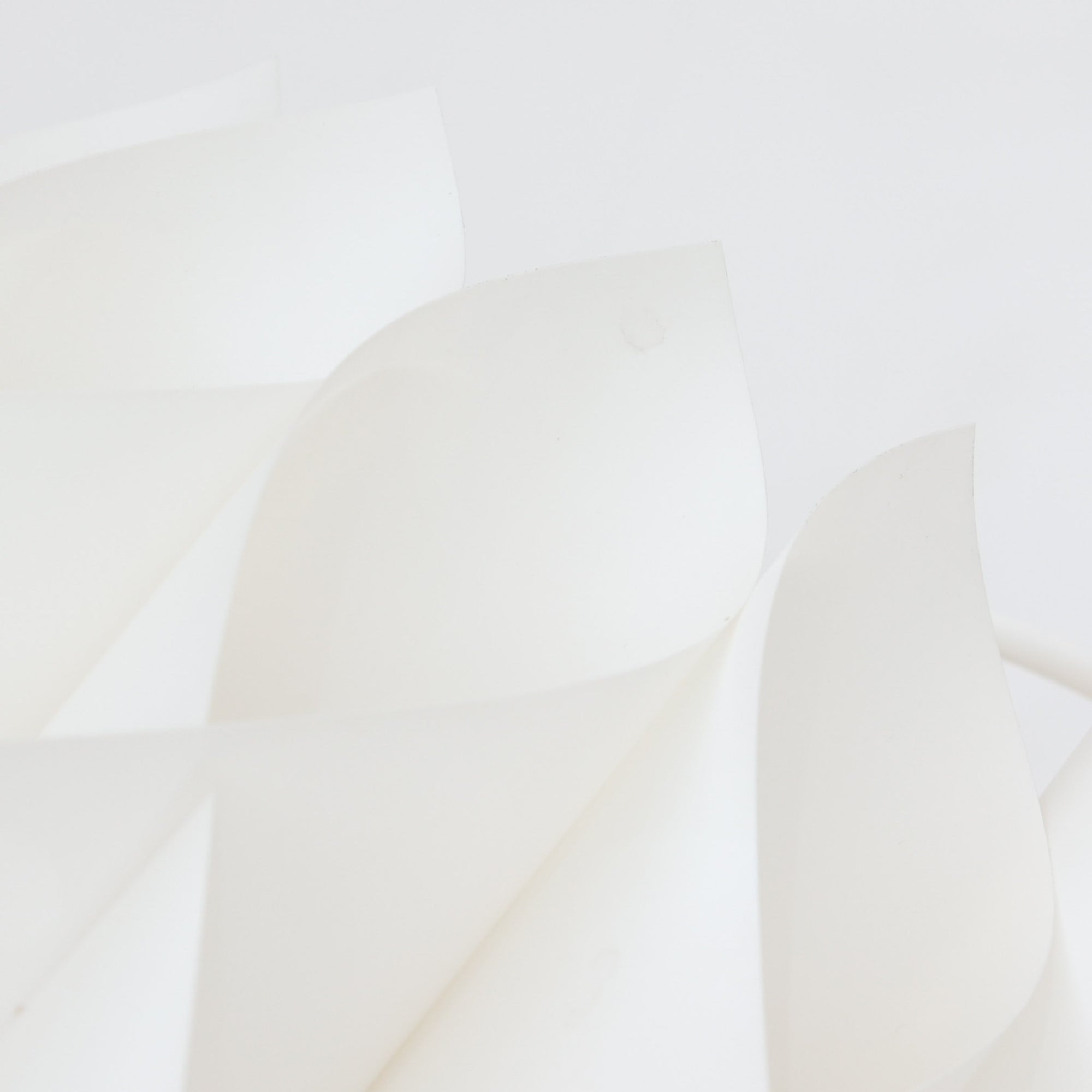 Lars Schiolerがデザインし、Hoyrupが手掛けたモデル「Butterfly」のペンダントライトです。プラスチックシートを幾重にも重ねた有機的なフォルムが特徴で、羽根のように広がるパーツが立体的な陰影を生み出します。点灯時には柔らかな光がシェード全体に拡散し、空間に温かみと奥行きを与える美しい演出が魅力。サイズ感も程よく、リビングやダイニングの主照明として存在感を放ち、北欧ビンテージならではのデザイン性と希少性を楽しめる一灯です。