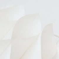 Lars Schiolerがデザインし、Hoyrupが手掛けたモデル「Butterfly」のペンダントライトです。プラスチックシートを幾重にも重ねた有機的なフォルムが特徴で、羽根のように広がるパーツが立体的な陰影を生み出します。点灯時には柔らかな光がシェード全体に拡散し、空間に温かみと奥行きを与える美しい演出が魅力。サイズ感も程よく、リビングやダイニングの主照明として存在感を放ち、北欧ビンテージならではのデザイン性と希少性を楽しめる一灯です。
