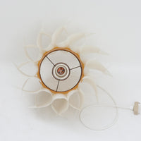 Lars Schiolerがデザインし、Hoyrupが手掛けたモデル「Butterfly」のペンダントライトです。プラスチックシートを幾重にも重ねた有機的なフォルムが特徴で、羽根のように広がるパーツが立体的な陰影を生み出します。点灯時には柔らかな光がシェード全体に拡散し、空間に温かみと奥行きを与える美しい演出が魅力。サイズ感も程よく、リビングやダイニングの主照明として存在感を放ち、北欧ビンテージならではのデザイン性と希少性を楽しめる一灯です。
