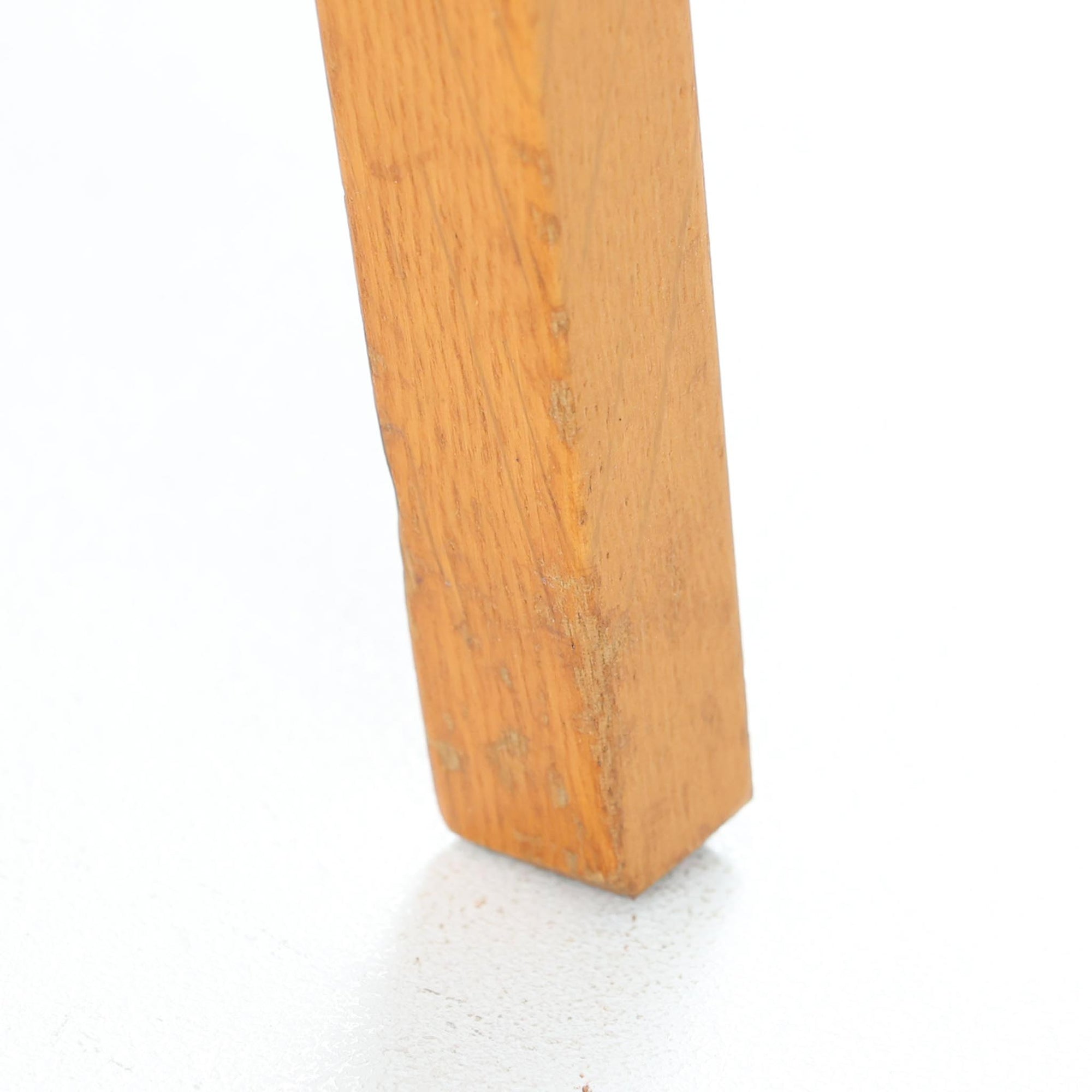 上質なチーク材を使用した北欧ビンテージの2段チェストです。すっきりとした直線的なフォルムに、無垢材を削り出した引手や先細りの脚部が軽やかな印象を添えています。2杯の深めの引出しは衣類やリビング小物などを整理しやすく、コンパクトな幅54cmで寝室やリビング、玄関など限られたスペースにも取り入れやすいサイズです。経年により深みを増したチーク材の美しい木目と温かみのある風合いが、北欧ビンテージならではの上質な空間を演出します。