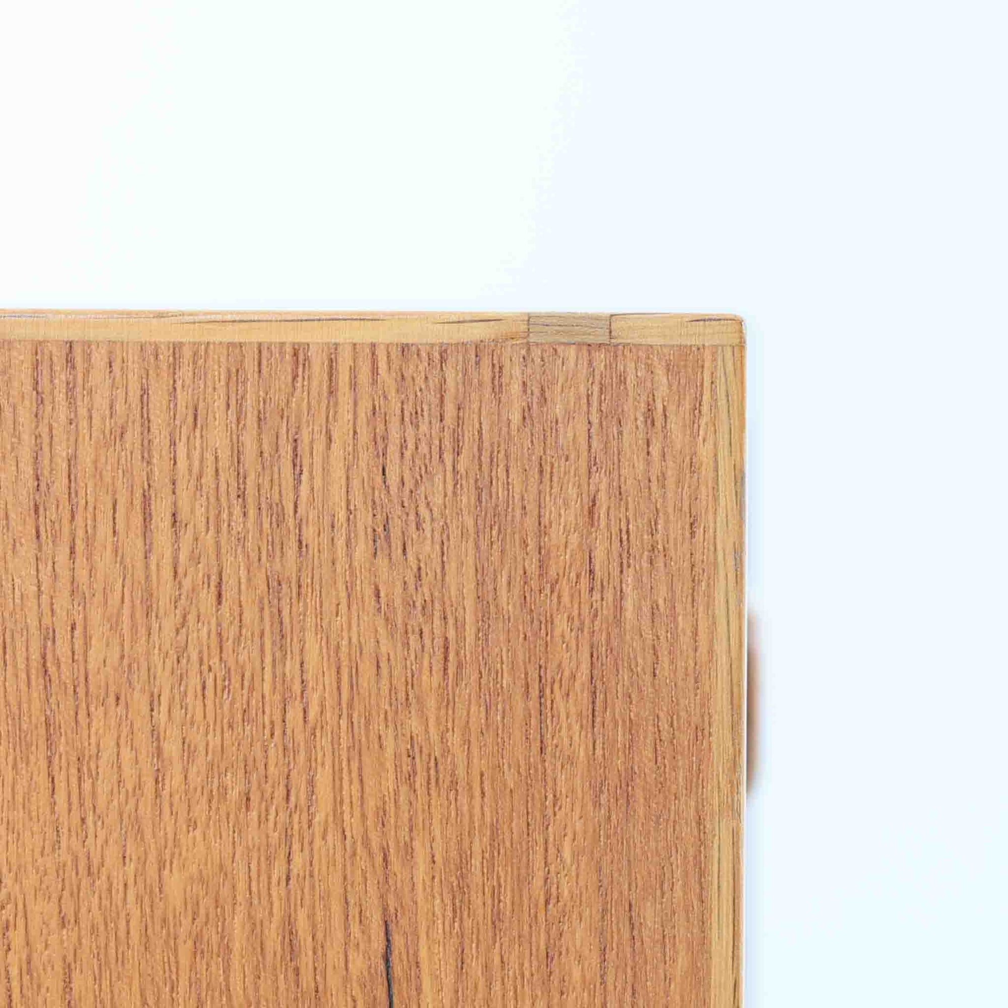 上質なチーク材を使用した北欧ビンテージの2段チェストです。すっきりとした直線的なフォルムに、無垢材を削り出した引手や先細りの脚部が軽やかな印象を添えています。2杯の深めの引出しは衣類やリビング小物などを整理しやすく、コンパクトな幅54cmで寝室やリビング、玄関など限られたスペースにも取り入れやすいサイズです。経年により深みを増したチーク材の美しい木目と温かみのある風合いが、北欧ビンテージならではの上質な空間を演出します。