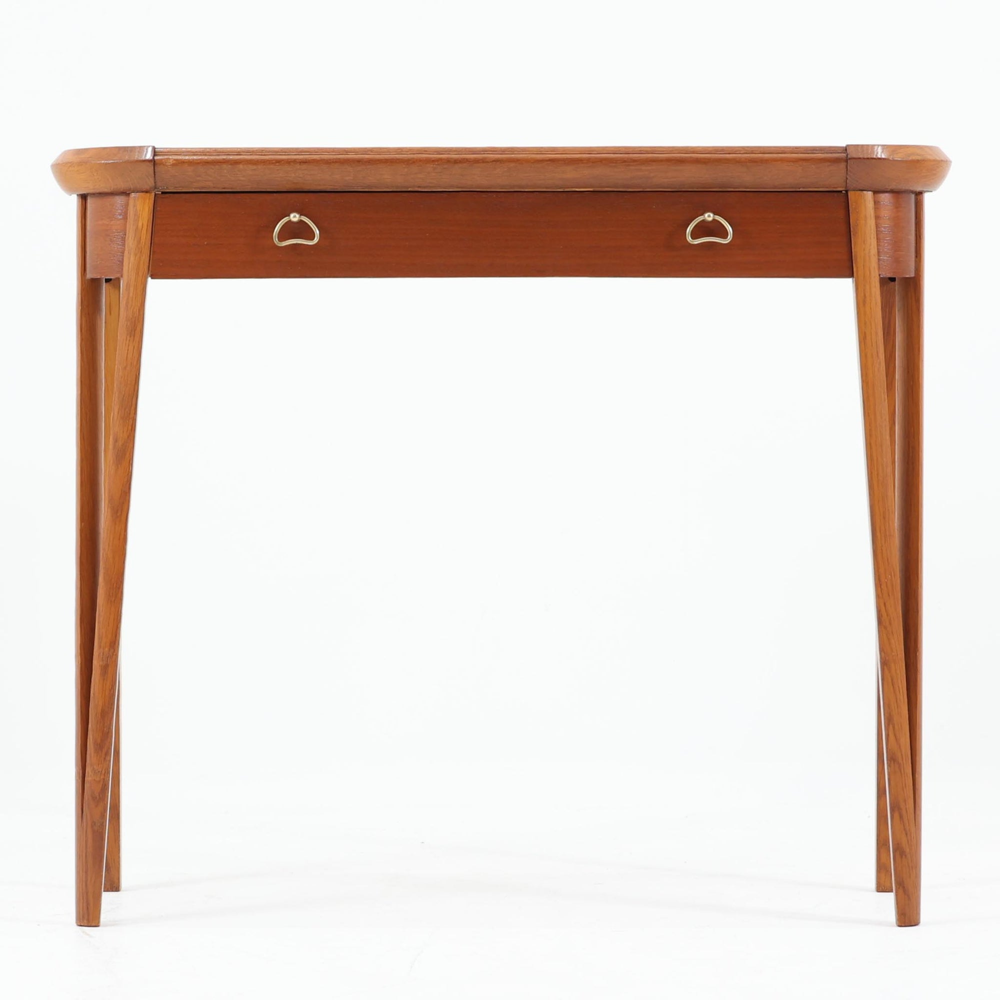 スウェーデンで製作されたコンソールテーブルです。天板にはチーク材、脚部にはオーク材を組み合わせ、温かみのある木目と落ち着いた色合いが北欧らしい上品な雰囲気を演出します。天板下には引き出しが備えられており、小物や文具などをすっきり収納できる実用的な構造。丸みを帯びた天板の角や細身のテーパー脚が軽やかな印象を与え、玄関やリビング、ベッドサイドなど限られたスペースにも収まりやすいサイズ感です。経年により深みを増した木部の表情が魅力の北欧ビンテージ家具です。