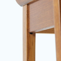 スウェーデンで製作されたコンソールテーブルです。天板にはチーク材、脚部にはオーク材を組み合わせ、温かみのある木目と落ち着いた色合いが北欧らしい上品な雰囲気を演出します。天板下には引き出しが備えられており、小物や文具などをすっきり収納できる実用的な構造。丸みを帯びた天板の角や細身のテーパー脚が軽やかな印象を与え、玄関やリビング、ベッドサイドなど限られたスペースにも収まりやすいサイズ感です。経年により深みを増した木部の表情が魅力の北欧ビンテージ家具です。