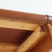 スウェーデンで製作されたコンソールテーブルです。天板にはチーク材、脚部にはオーク材を組み合わせ、温かみのある木目と落ち着いた色合いが北欧らしい上品な雰囲気を演出します。天板下には引き出しが備えられており、小物や文具などをすっきり収納できる実用的な構造。丸みを帯びた天板の角や細身のテーパー脚が軽やかな印象を与え、玄関やリビング、ベッドサイドなど限られたスペースにも収まりやすいサイズ感です。経年により深みを増した木部の表情が魅力の北欧ビンテージ家具です。