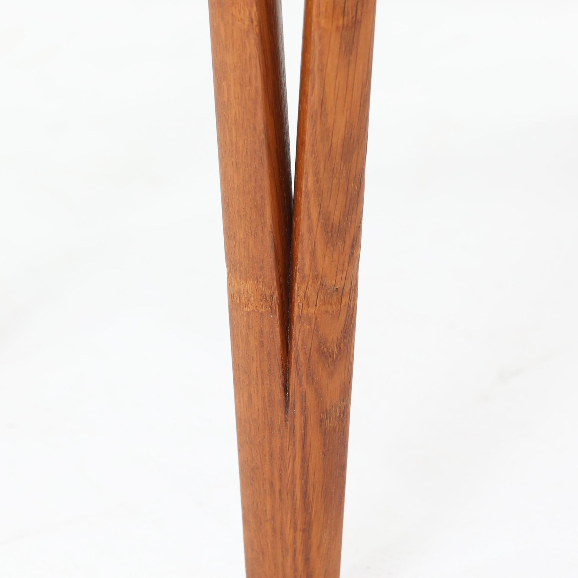 スウェーデンで製作されたコンソールテーブルです。天板にはチーク材、脚部にはオーク材を組み合わせ、温かみのある木目と落ち着いた色合いが北欧らしい上品な雰囲気を演出します。天板下には引き出しが備えられており、小物や文具などをすっきり収納できる実用的な構造。丸みを帯びた天板の角や細身のテーパー脚が軽やかな印象を与え、玄関やリビング、ベッドサイドなど限られたスペースにも収まりやすいサイズ感です。経年により深みを増した木部の表情が魅力の北欧ビンテージ家具です。