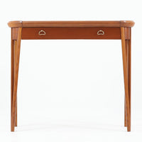 スウェーデンで製作されたコンソールテーブルです。天板にはチーク材、脚部にはオーク材を組み合わせ、温かみのある木目と落ち着いた色合いが北欧らしい上品な雰囲気を演出します。天板下には引き出しが備えられており、小物や文具などをすっきり収納できる実用的な構造。丸みを帯びた天板の角や細身のテーパー脚が軽やかな印象を与え、玄関やリビング、ベッドサイドなど限られたスペースにも収まりやすいサイズ感です。経年により深みを増した木部の表情が魅力の北欧ビンテージ家具です。