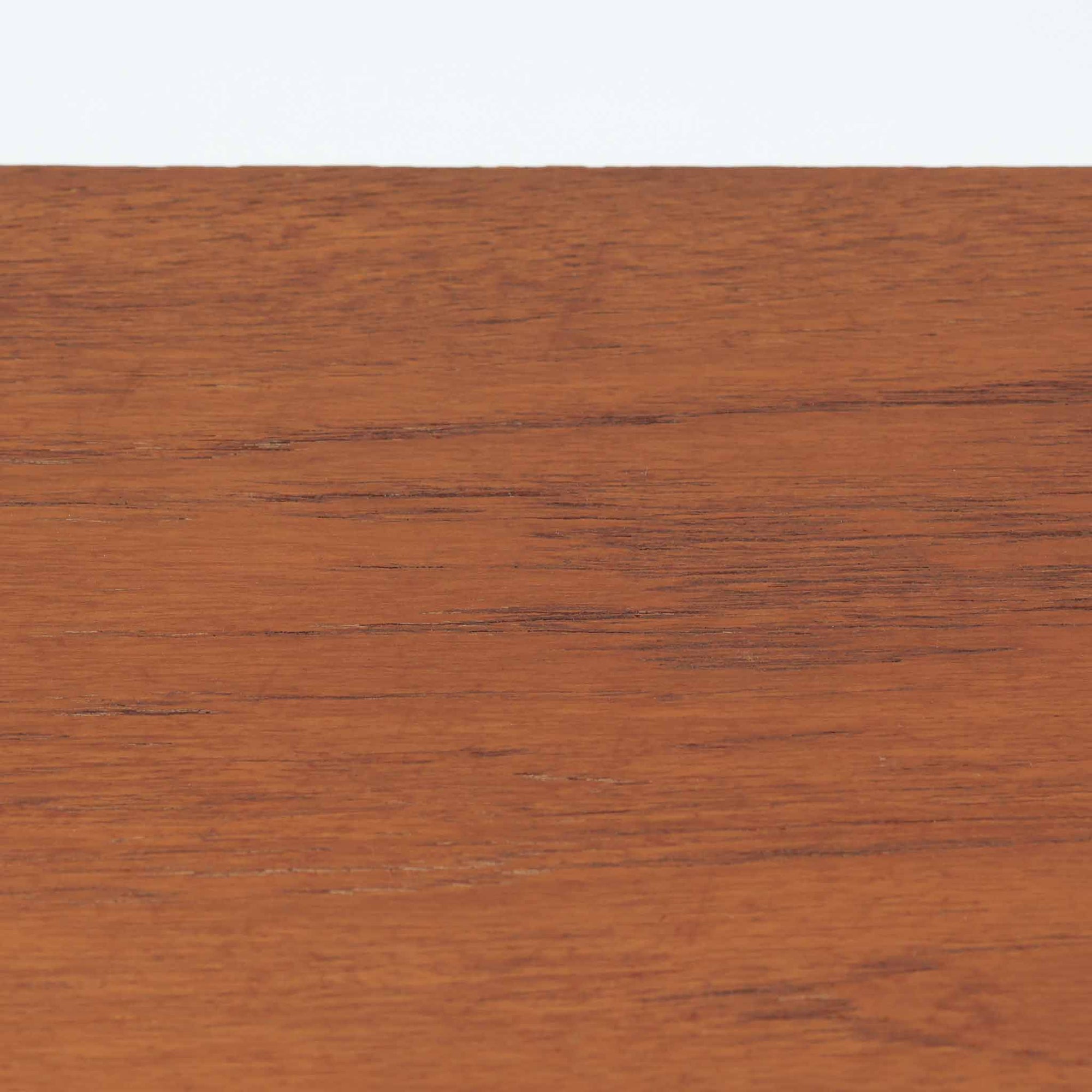 スウェーデンで製作されたコンソールテーブルです。天板にはチーク材、脚部にはオーク材を組み合わせ、温かみのある木目と落ち着いた色合いが北欧らしい上品な雰囲気を演出します。天板下には引き出しが備えられており、小物や文具などをすっきり収納できる実用的な構造。丸みを帯びた天板の角や細身のテーパー脚が軽やかな印象を与え、玄関やリビング、ベッドサイドなど限られたスペースにも収まりやすいサイズ感です。経年により深みを増した木部の表情が魅力の北欧ビンテージ家具です。