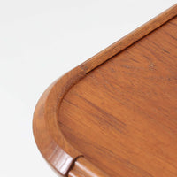 スウェーデンで製作されたコンソールテーブルです。天板にはチーク材、脚部にはオーク材を組み合わせ、温かみのある木目と落ち着いた色合いが北欧らしい上品な雰囲気を演出します。天板下には引き出しが備えられており、小物や文具などをすっきり収納できる実用的な構造。丸みを帯びた天板の角や細身のテーパー脚が軽やかな印象を与え、玄関やリビング、ベッドサイドなど限られたスペースにも収まりやすいサイズ感です。経年により深みを増した木部の表情が魅力の北欧ビンテージ家具です。