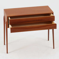 Rimbert Sandholdtがデザインし、Ateljé Glas & Träが手掛けたModel 6835の2段チェストです。チーク材の美しい木目と経年により深みを増した色艶に加え、引き出し前板に施された立体的な波状の削り出しデザインが印象的で、彫刻的な存在感を放ちます。シンプルな構造の中に高い造形美が感じられ、細身の脚部が軽やかな印象を添えます。コンパクトなサイズ感でベッドサイドやリビングでの小物収納に適し、空間のアクセントとしても映える希少性の高いビンテージアイテムです。