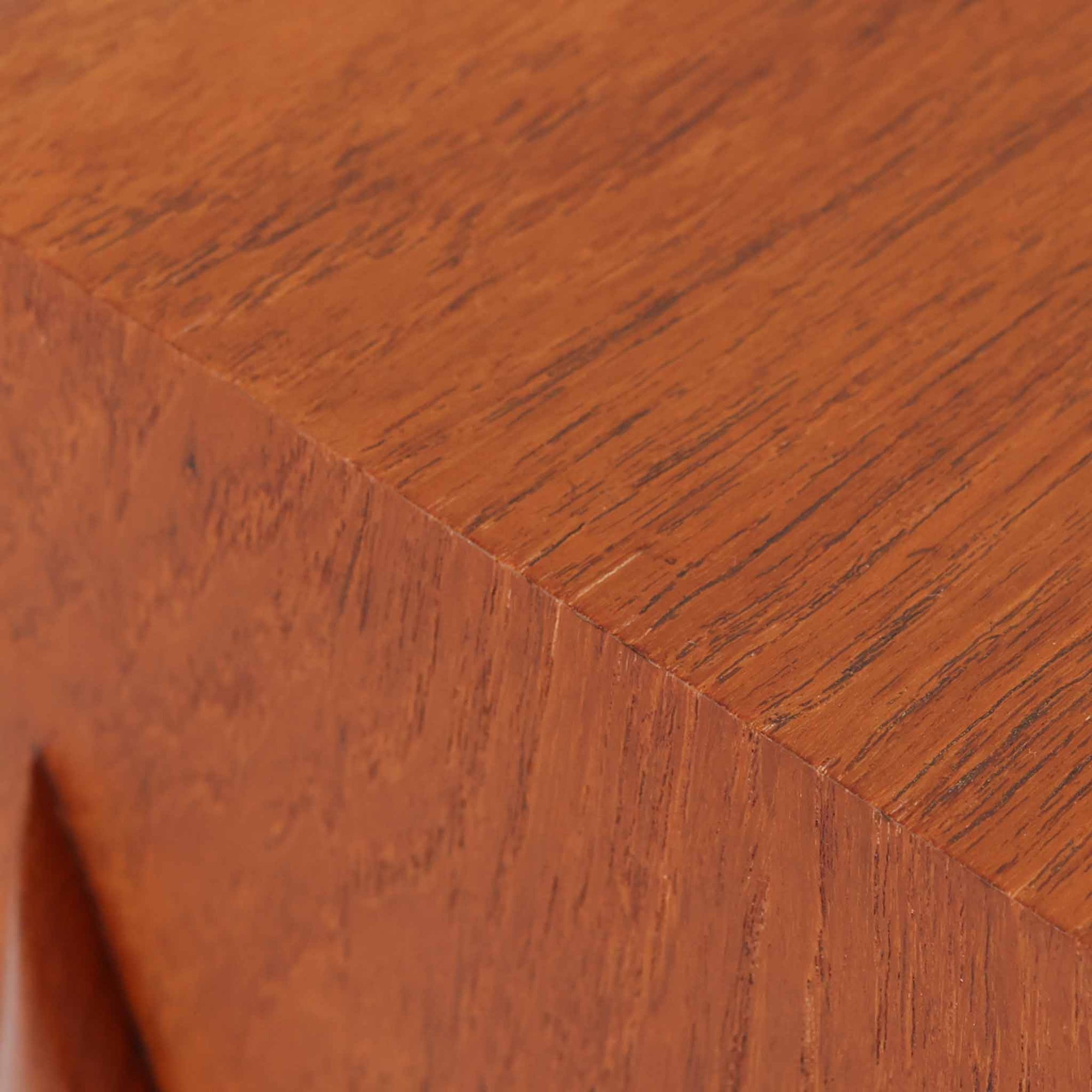 Rimbert Sandholdtがデザインし、Ateljé Glas &amp; Träが手掛けたModel 6835の2段チェストです。チーク材の美しい木目と経年により深みを増した色艶に加え、引き出し前板に施された立体的な波状の削り出しデザインが印象的で、彫刻的な存在感を放ちます。シンプルな構造の中に高い造形美が感じられ、細身の脚部が軽やかな印象を添えます。コンパクトなサイズ感でベッドサイドやリビングでの小物収納に適し、空間のアクセントとしても映える希少性の高いビンテージアイテムです。