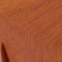 Rimbert Sandholdtがデザインし、Ateljé Glas & Träが手掛けたModel 6835の2段チェストです。チーク材の美しい木目と経年により深みを増した色艶に加え、引き出し前板に施された立体的な波状の削り出しデザインが印象的で、彫刻的な存在感を放ちます。シンプルな構造の中に高い造形美が感じられ、細身の脚部が軽やかな印象を添えます。コンパクトなサイズ感でベッドサイドやリビングでの小物収納に適し、空間のアクセントとしても映える希少性の高いビンテージアイテムです。