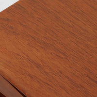 Rimbert Sandholdtがデザインし、Ateljé Glas & Träが手掛けたModel 6835の2段チェストです。チーク材の美しい木目と経年により深みを増した色艶に加え、引き出し前板に施された立体的な波状の削り出しデザインが印象的で、彫刻的な存在感を放ちます。シンプルな構造の中に高い造形美が感じられ、細身の脚部が軽やかな印象を添えます。コンパクトなサイズ感でベッドサイドやリビングでの小物収納に適し、空間のアクセントとしても映える希少性の高いビンテージアイテムです。