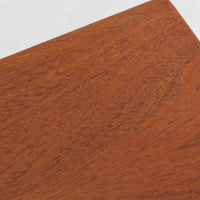 Rimbert Sandholdtがデザインし、Ateljé Glas & Träが手掛けたModel 6835の2段チェストです。チーク材の美しい木目と経年により深みを増した色艶に加え、引き出し前板に施された立体的な波状の削り出しデザインが印象的で、彫刻的な存在感を放ちます。シンプルな構造の中に高い造形美が感じられ、細身の脚部が軽やかな印象を添えます。コンパクトなサイズ感でベッドサイドやリビングでの小物収納に適し、空間のアクセントとしても映える希少性の高いビンテージアイテムです。