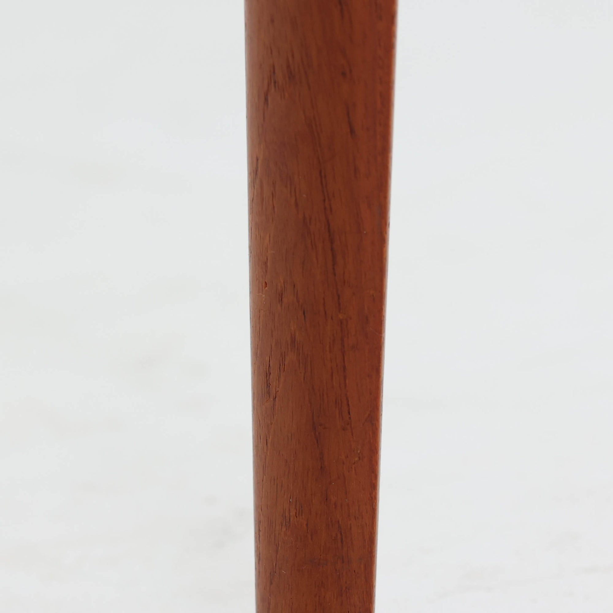 Rimbert Sandholdtがデザインし、Ateljé Glas &amp; Träが手掛けたModel 6835の2段チェストです。チーク材の美しい木目と経年により深みを増した色艶に加え、引き出し前板に施された立体的な波状の削り出しデザインが印象的で、彫刻的な存在感を放ちます。シンプルな構造の中に高い造形美が感じられ、細身の脚部が軽やかな印象を添えます。コンパクトなサイズ感でベッドサイドやリビングでの小物収納に適し、空間のアクセントとしても映える希少性の高いビンテージアイテムです。