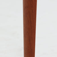 Rimbert Sandholdtがデザインし、Ateljé Glas & Träが手掛けたModel 6835の2段チェストです。チーク材の美しい木目と経年により深みを増した色艶に加え、引き出し前板に施された立体的な波状の削り出しデザインが印象的で、彫刻的な存在感を放ちます。シンプルな構造の中に高い造形美が感じられ、細身の脚部が軽やかな印象を添えます。コンパクトなサイズ感でベッドサイドやリビングでの小物収納に適し、空間のアクセントとしても映える希少性の高いビンテージアイテムです。