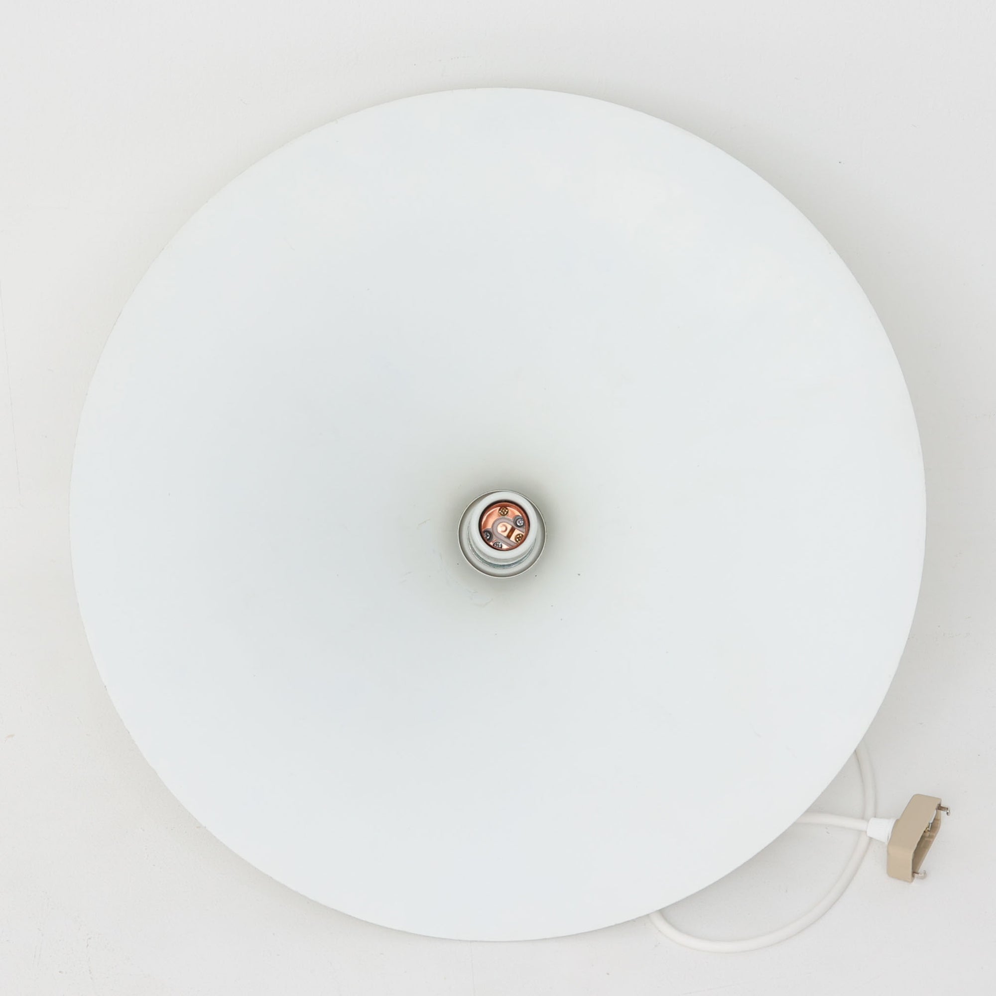 Claus BonderupとTorsten Thorupによってデザインされた「Semi」ペンダントライトです。アルミ素材を用いた流れるような曲線美が特徴で、シンプルながら空間に洗練された存在感をもたらします。大きく広がるシェードが光を効率よく下方へ届け、ダイニングテーブルやカウンター上を美しく照らします。無駄を削ぎ落としたフォルムは北欧モダンデザインを象徴する一作であり、長年愛され続ける名作ならではの普遍的な魅力を備えています。ビンテージ品ならではの風合いと希少性もお楽しみいただけます。